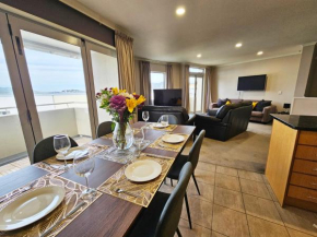 Executive, Spacious & Modern Home, 8 Beds!